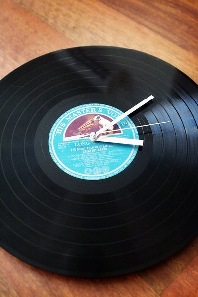 LP clock 15 Projects Made From Old Records