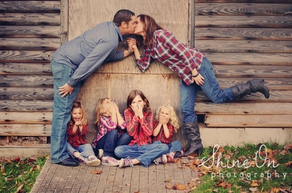 Kissing mom and dad photoshoot idea