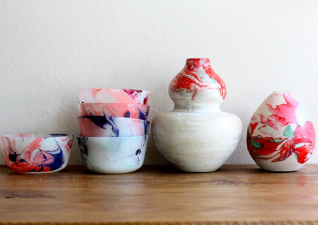 Water marbled pots 15 Cute Marble Crafts
