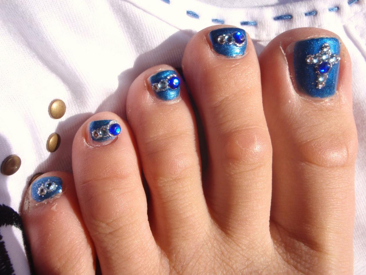 toe nail design with bright color
