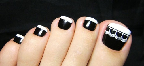 Black and white contrast toe nails