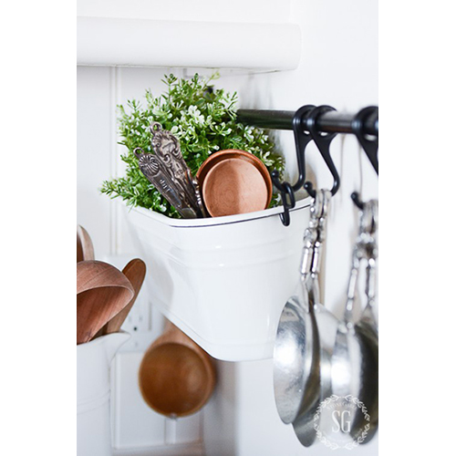 Potting tin kitchen rack 15 Crafts That are Perfect for Your Farm House