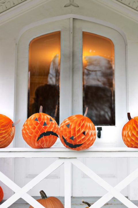 diy pumpkin faces 20 Extra Easy DIY Halloween Decorations To Whip Up In A Pinch