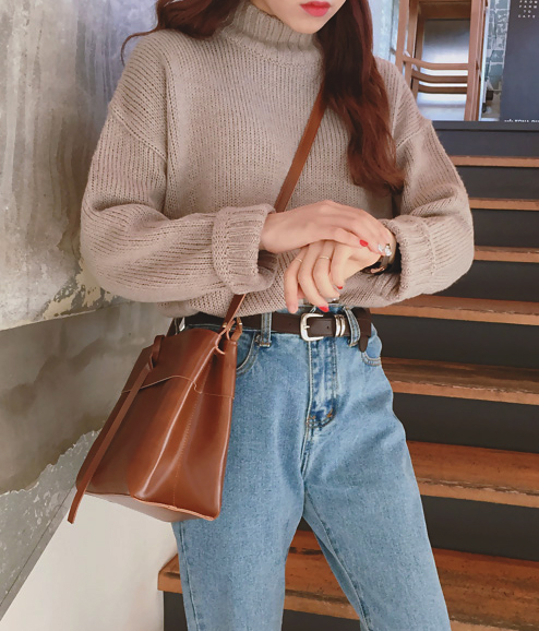 1980's inspired outfit sweater and high waist jeans
