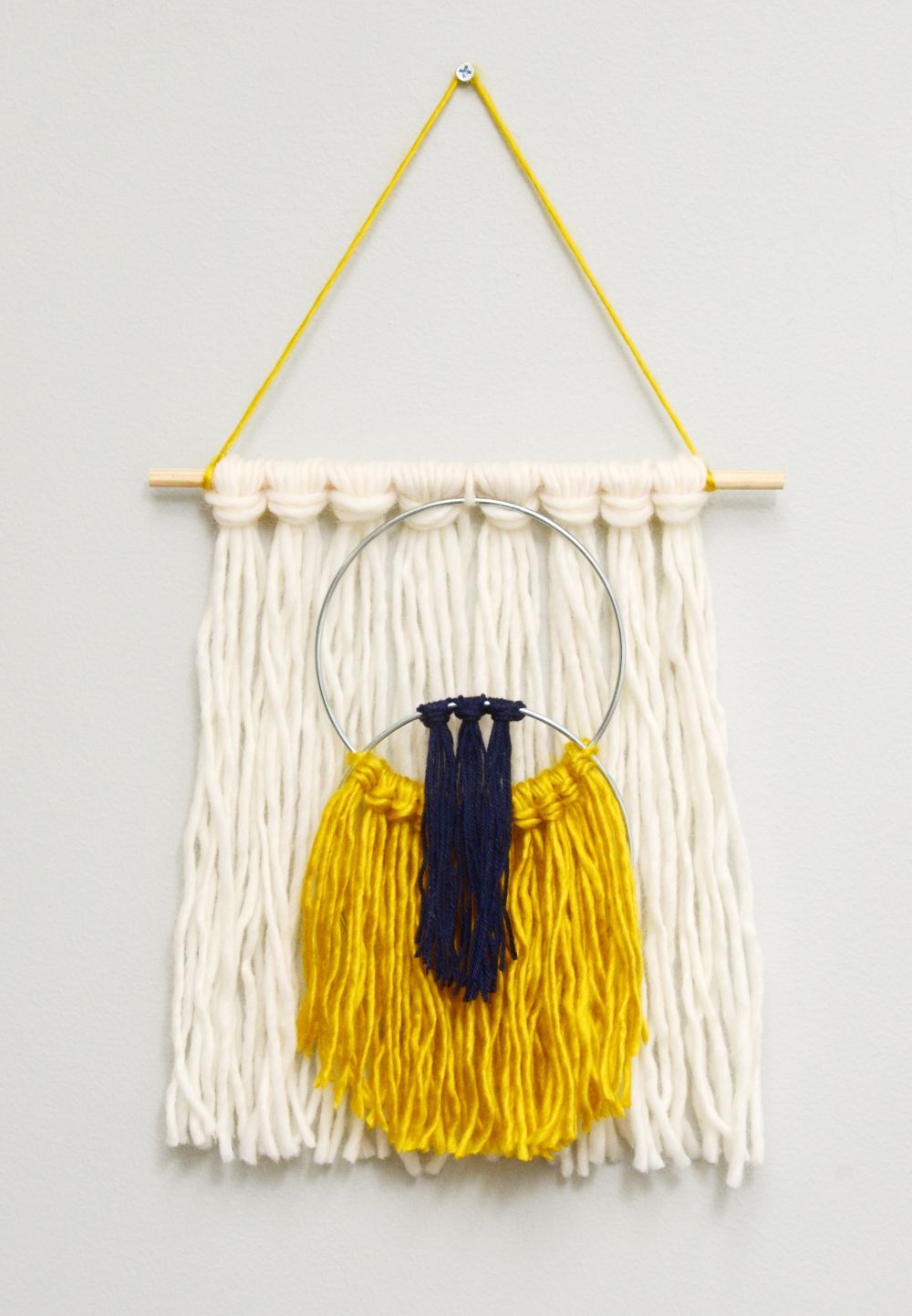 Easy yarn tassel wall hanging craft