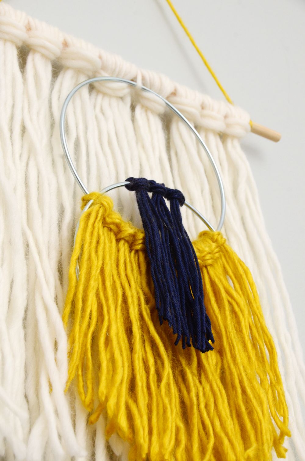 Easy yarn tassel wall hanging diy