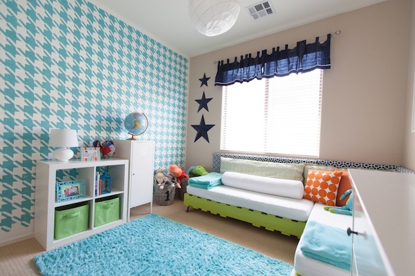 Houndstooth wall stencil 15 Amazing Houndstooth DIY Projects
