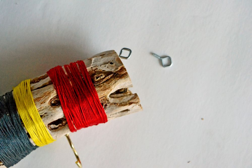 Make a driftwood wall hanger decor