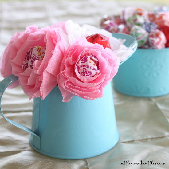 DIY lollipop flowers Celebrate With These 20 DIY Candy Bouquets!
