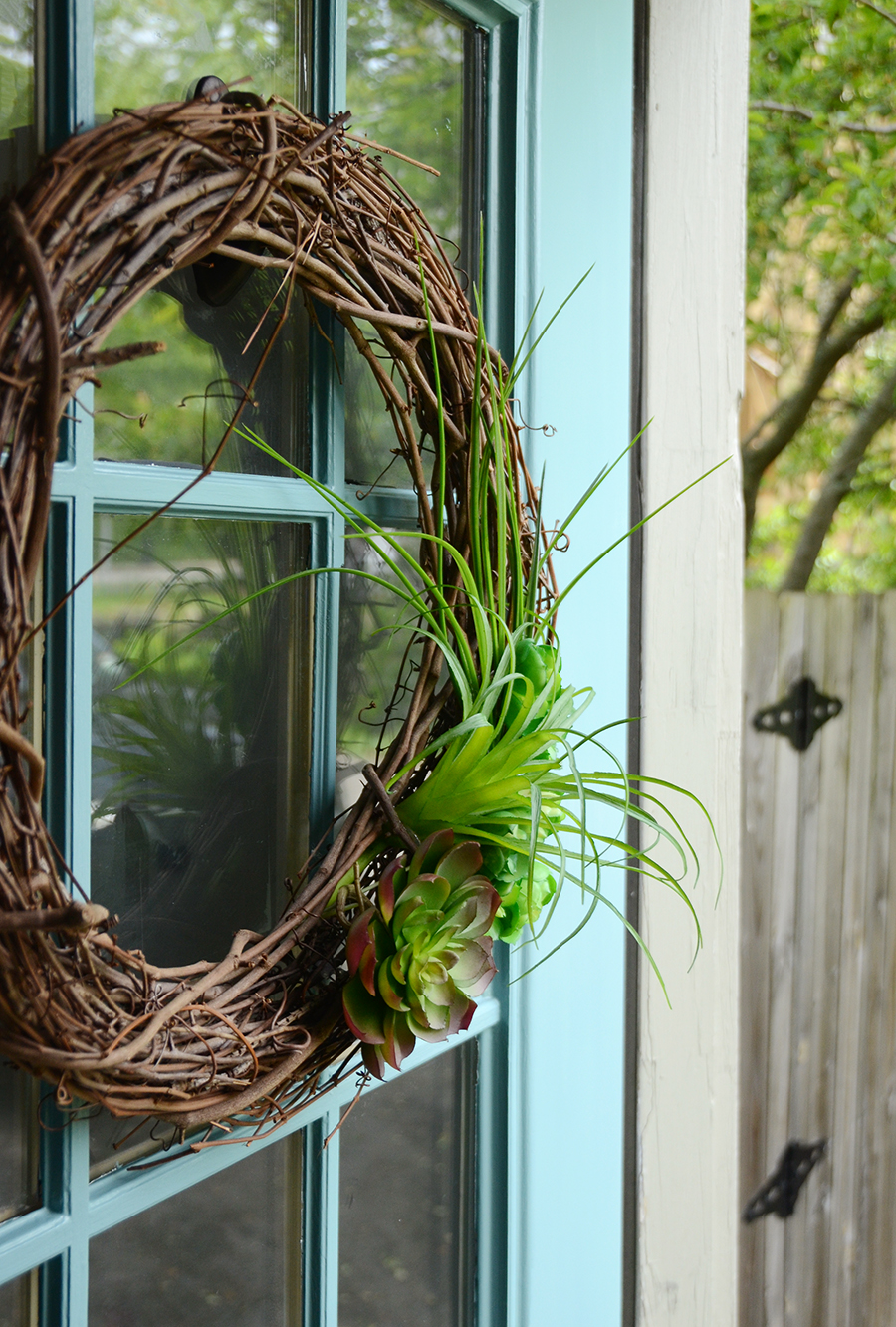How to paint an exterior door wreath decor
