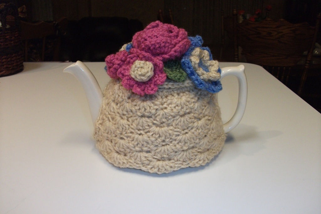 Shell stitch tea cozy with flowers