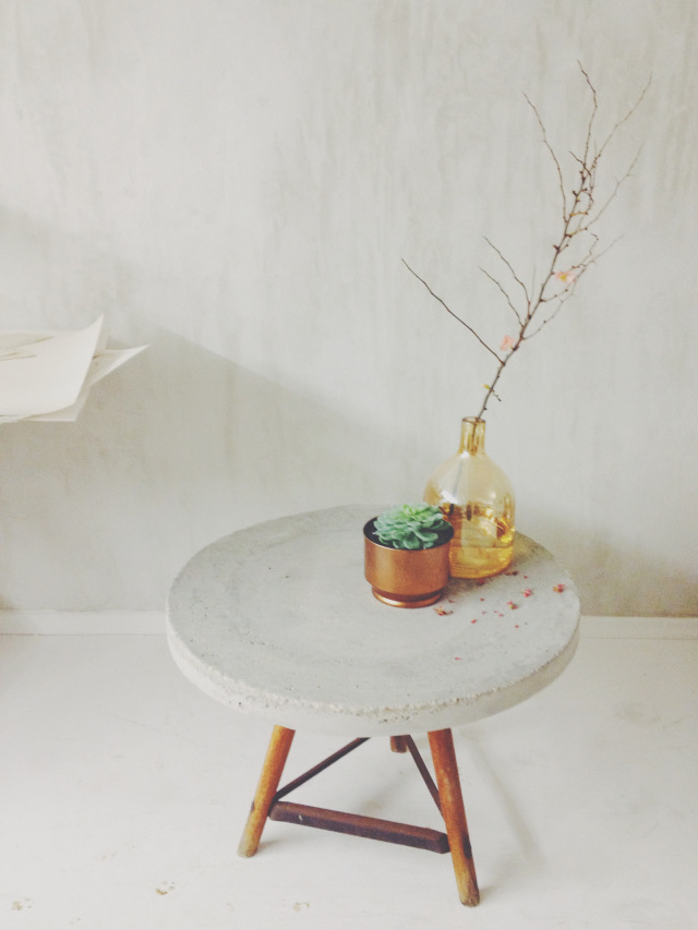 18 Diy Concrete Coffee And Side Tables, How To Make A Round Concrete Table Top