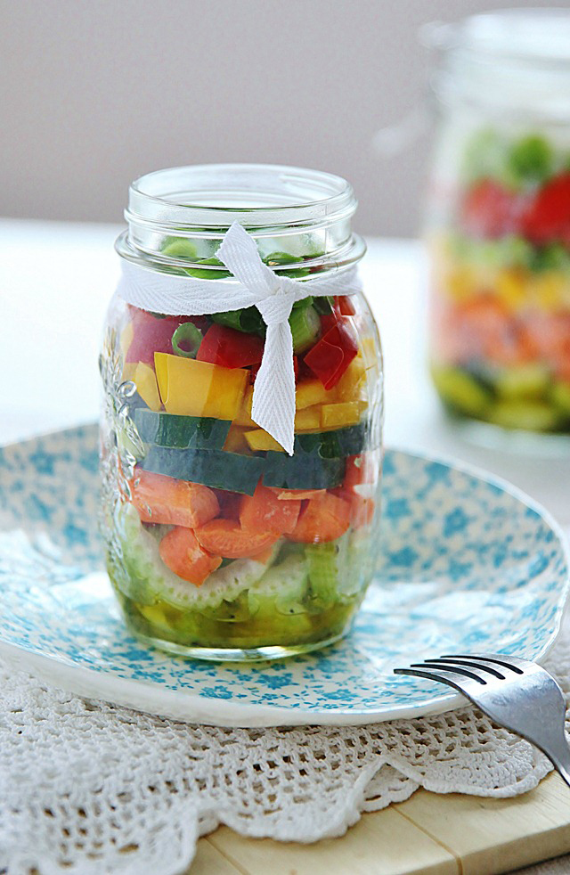 20130122-02-easy-layered-salad-in-mason-jar-recipe