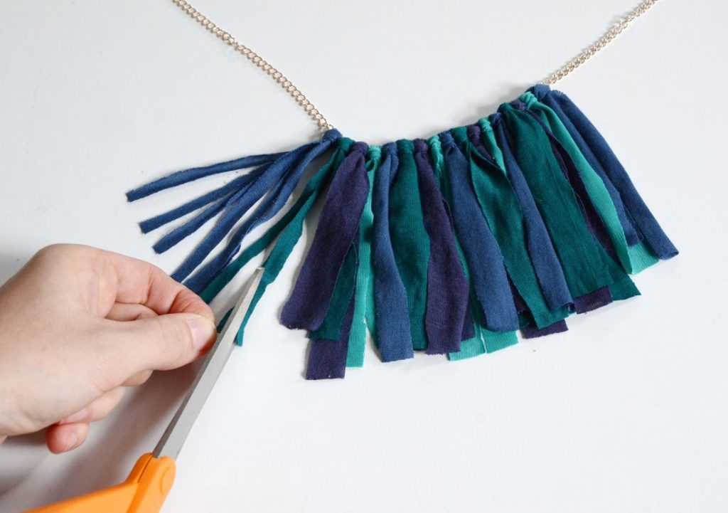 DIY Fringe necklace Cut each strip