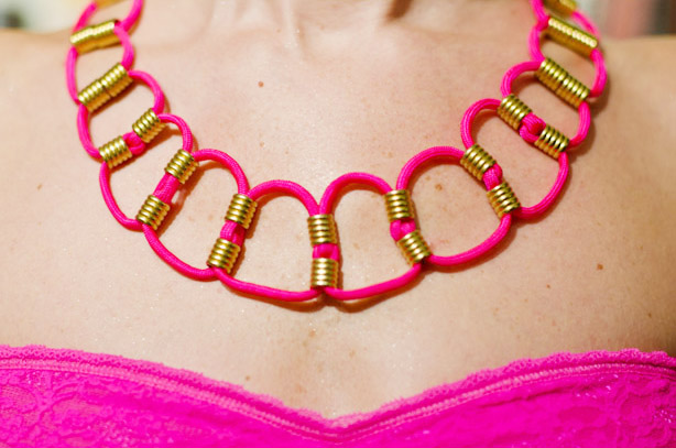 neon paracord necklace DIY