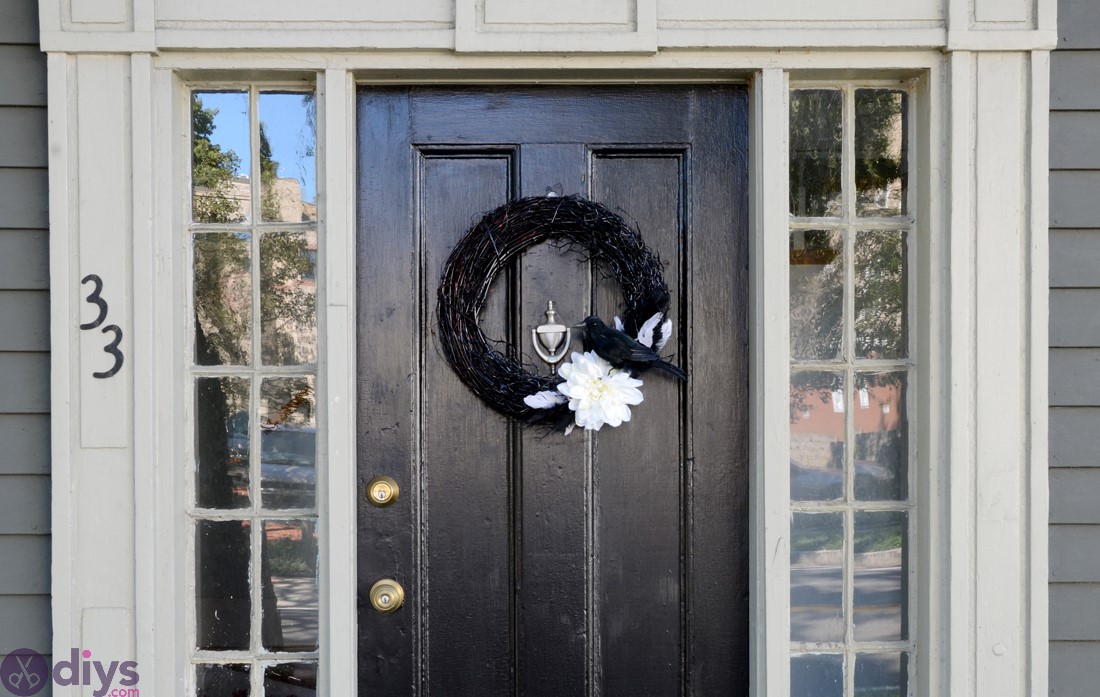 Black and white vine wreath for halloween table