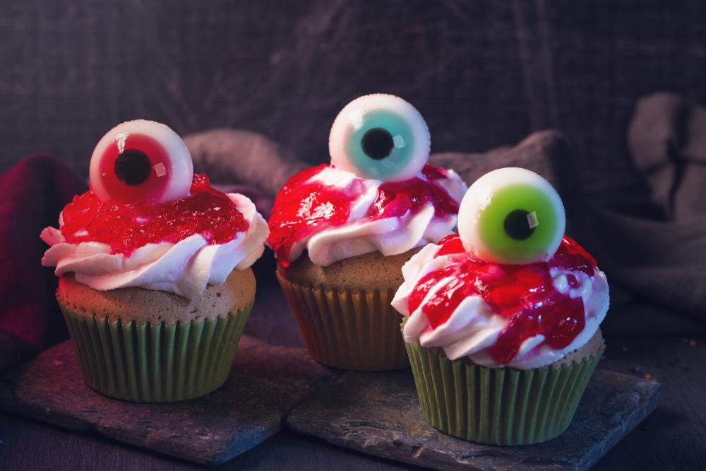 Bloody eyeball halloween cupcakes
