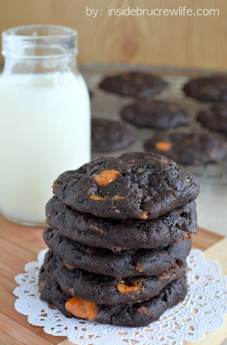 Dark-Chocolate-Butterfinger-Cookies-2