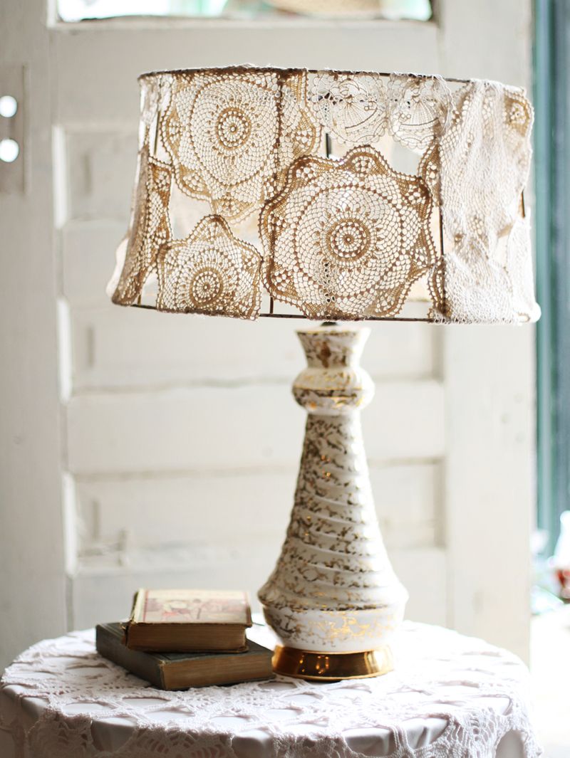 doily covered lampshade diy