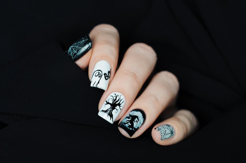 Black and white halloween nail art design 