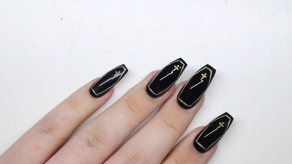 Black and gold coffin halloween nails 