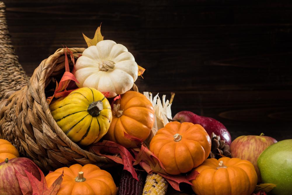 Diy thanksgiving centerpiece basket of pumpkins