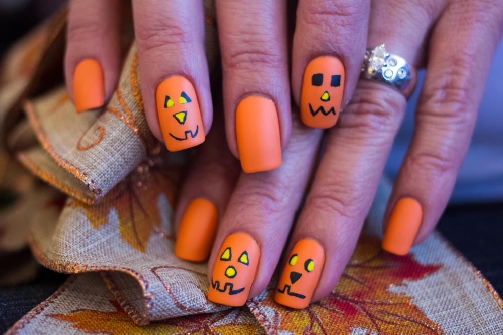 Pumpkin face halloween nails 