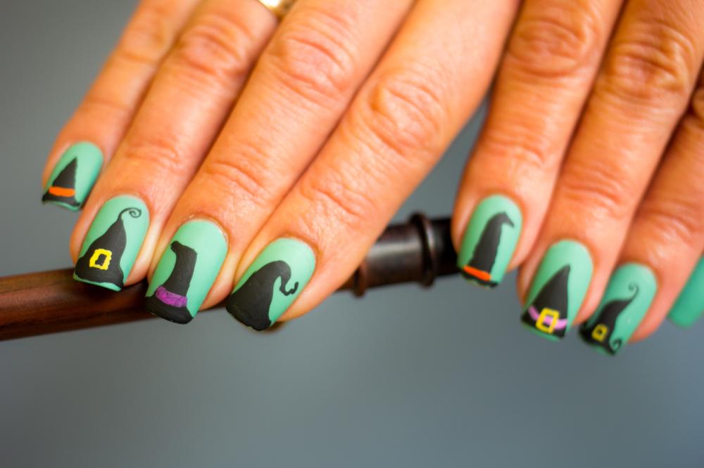 Witch hats easy halloween nail designs 