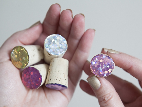 DIY Glitter Winestoppers