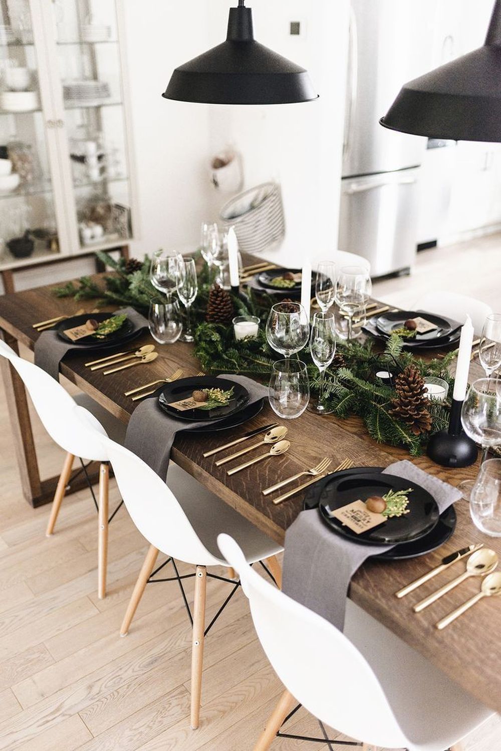 Elegantly black and white tablescape ideas