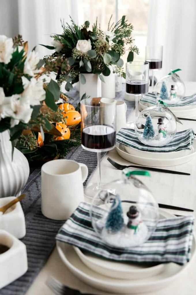 40 Christmas Table Decorations That Will Knock Your Socks Off
