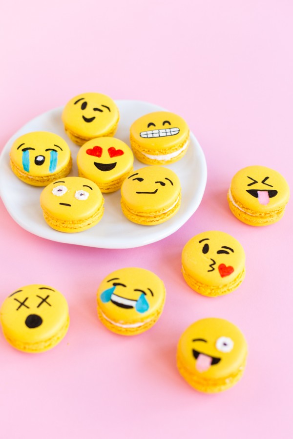 Emoji macarons