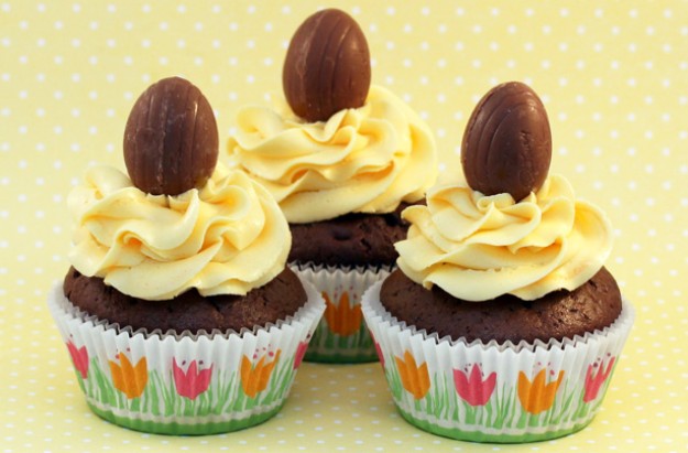 Mini cream egg cupcakes