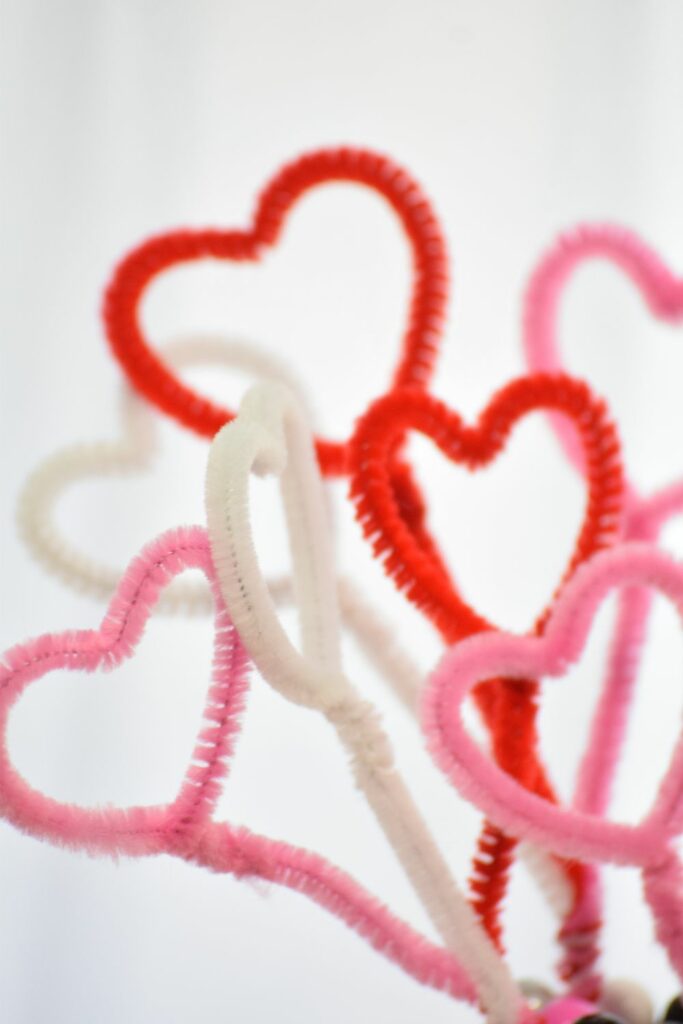Pipe cleaner hearts valentine's day craft ideas 