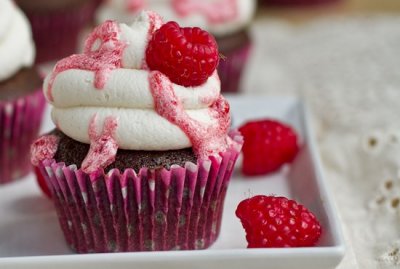 chocolate cupcakes almond-buttercream-raspberry-glaze