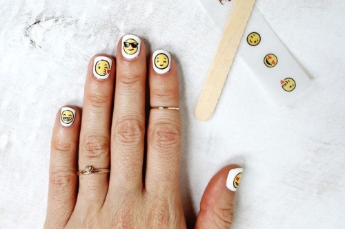 Emoji manicure