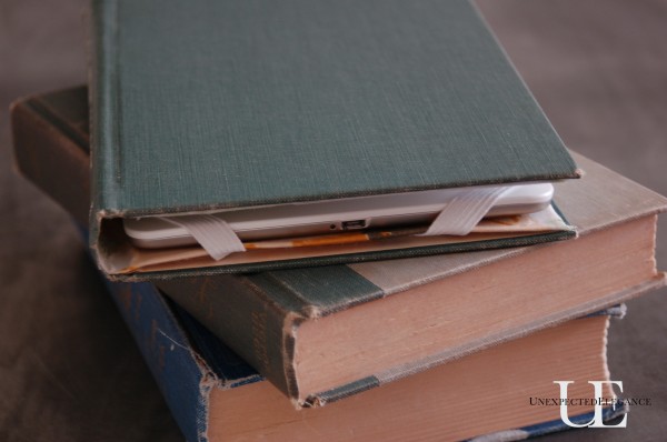 vintage-book-tablet-case