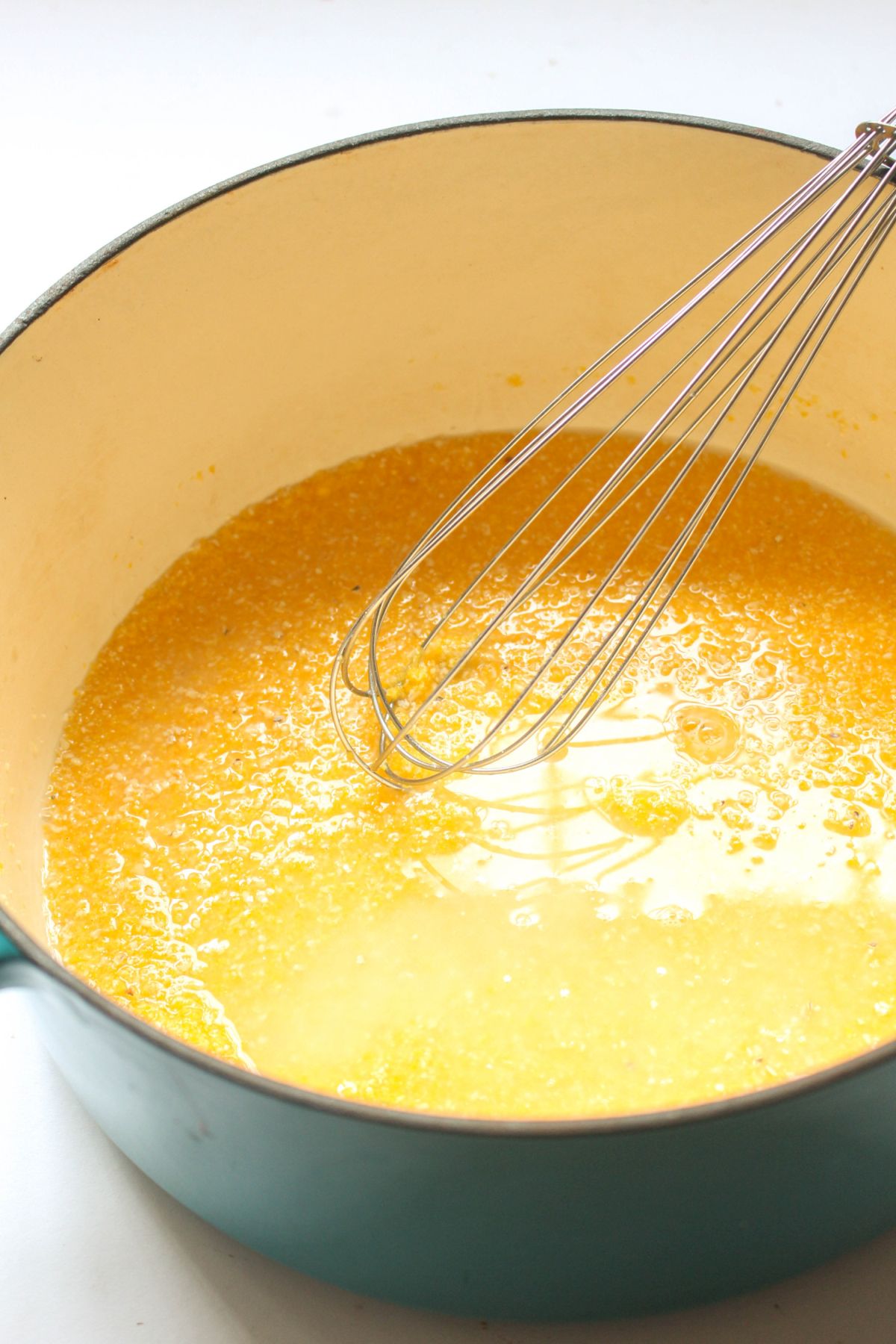 Adicione polenta com ragout de cogumelo e molho de creme sem leite à polenta e sal