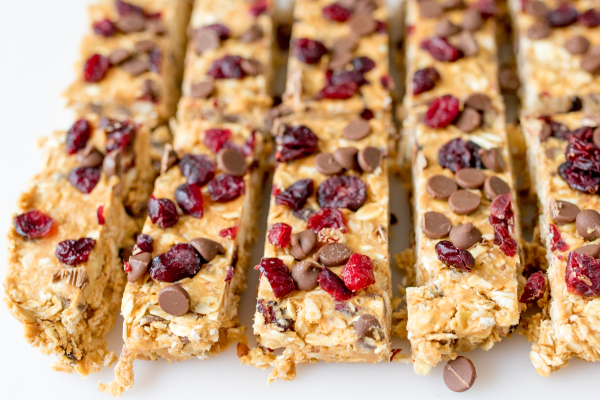 Delicious no-bake peanut butter and cranberry granola bars. Perfect for a speedy breakfast or a lunchbox treat!