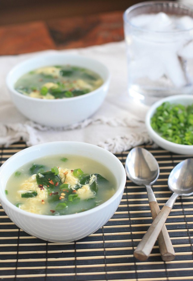 Quick and easy spinach egg drop soup