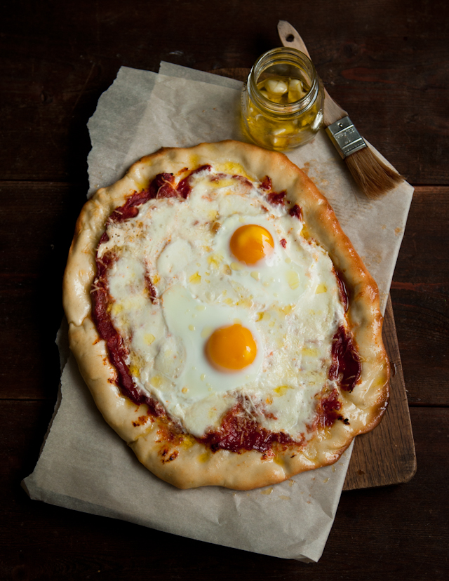 Spicy tomato and egg pizza