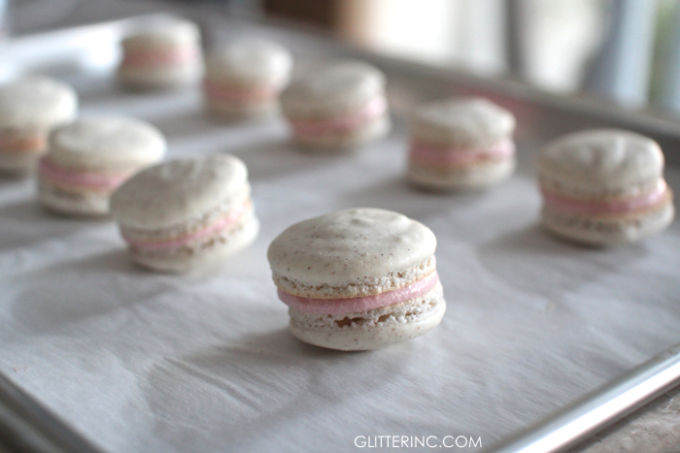 Strawberry cheesecake macaroons