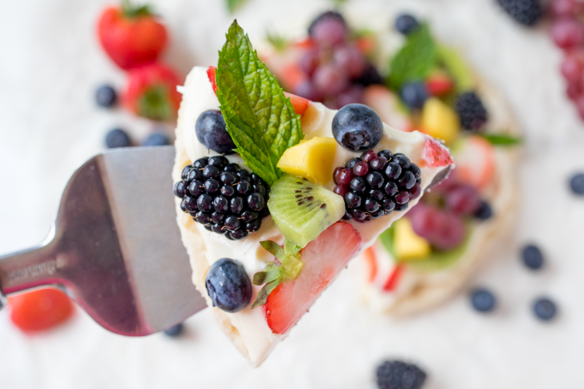 No-Bake Fruit Pizza - A simple and attractive summer dessert!