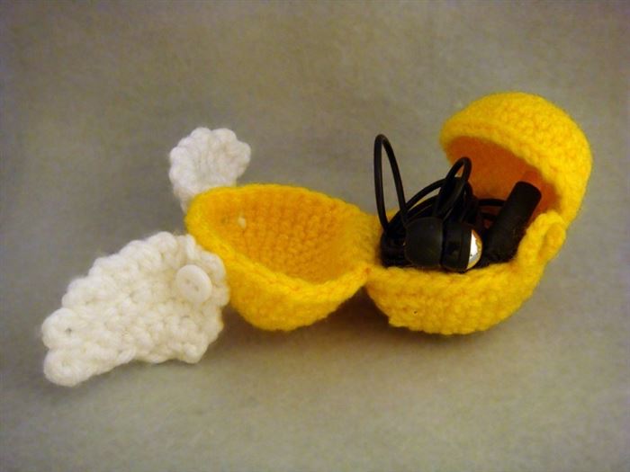 Crochet "snitch" headphone ball