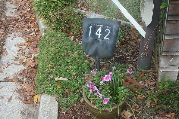 Spade head address sign