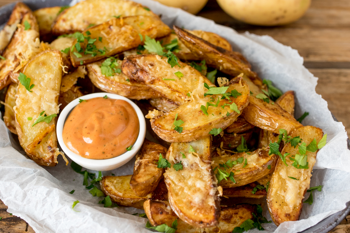 Garlic parmesan potato wedges with special sauce finished