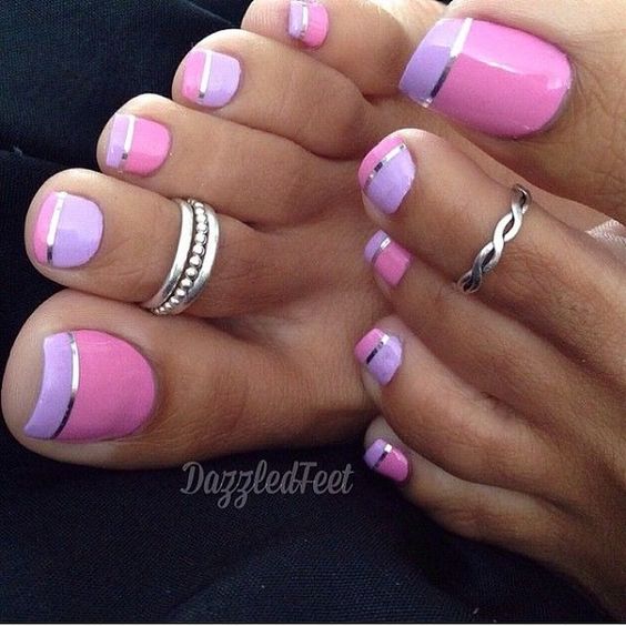 Golden stripe toe nail designs