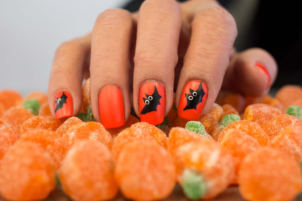 Bats great orange halloween nails