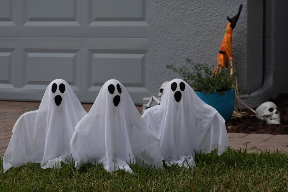 Ghosts everywhere halloween house decorations ideas