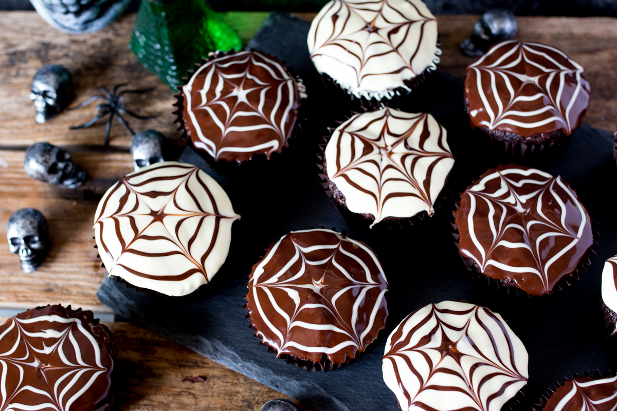 These Halloween spider web cupcakes are easy and delicious!
